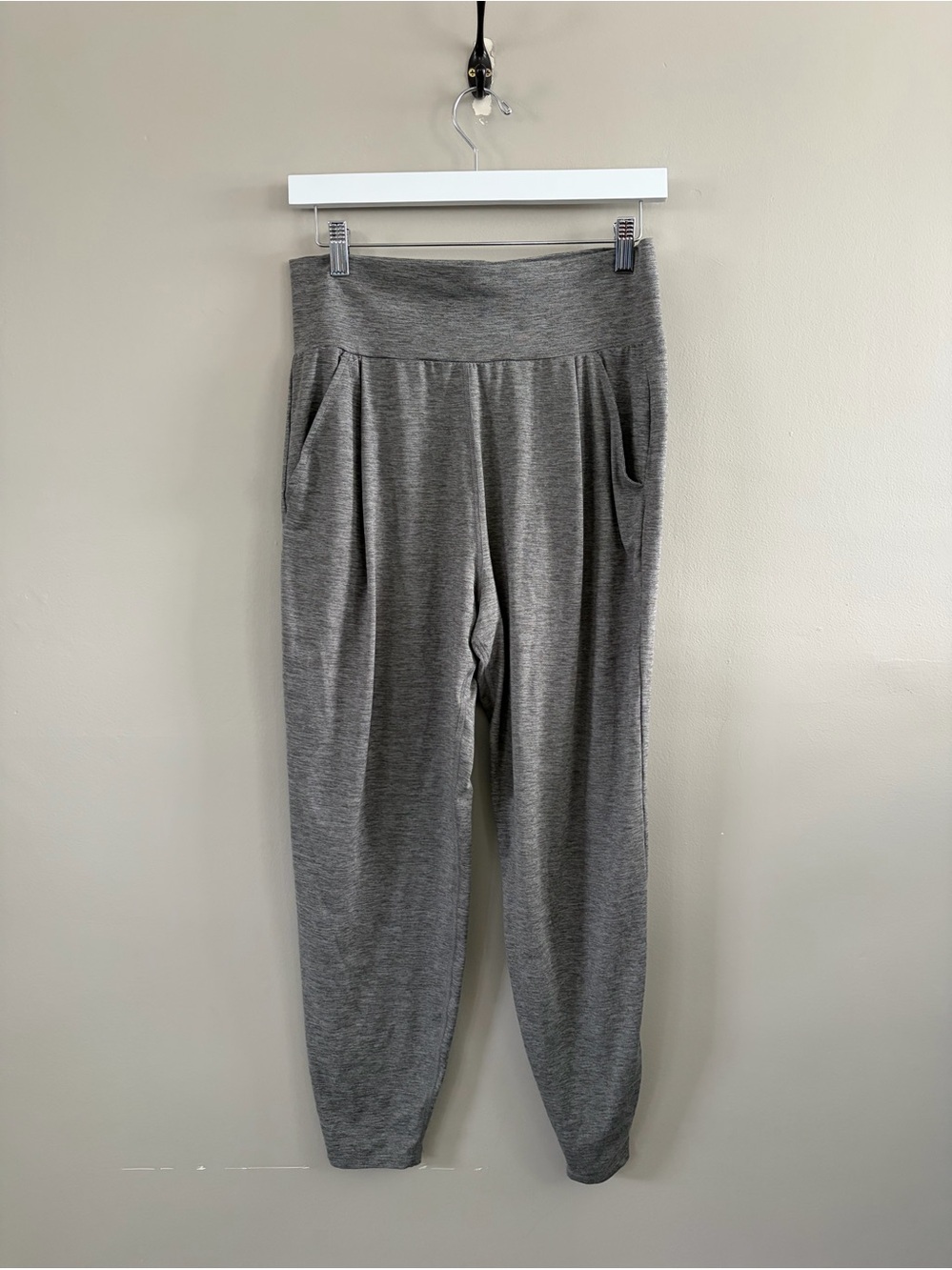 Vuori Women's Joggers Heathered Grey Size Medium Super Soft Breathable